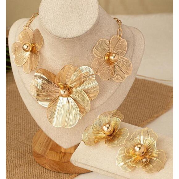 Trendy pierced gold chain link cutout flower necklace and earring set - Picture 1 of 4